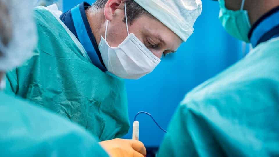 מנתחים אורטופדים וטיפול בטראומה: טיפול בשברים ופציעות קשות